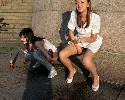 Три пьяные девчонки писают в центре города 12 фото