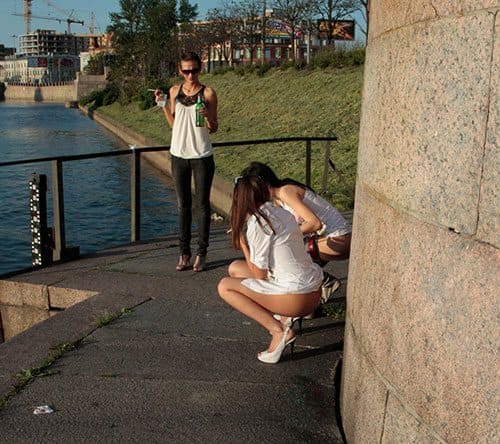 Три пьяные девчонки писают в центре города 2 фото
