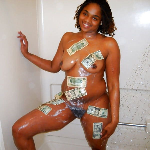 Негритянка хвастается зарплатой заработанной пиздой в придорожном мотеле 8 фото