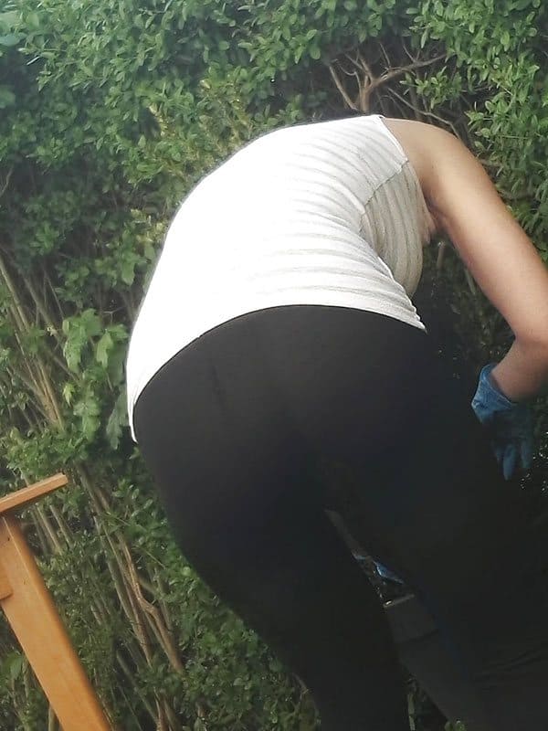Жена работает в саду в прозрачных леггинсах без трусиков 13 фото