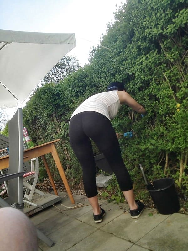 Жена работает в саду в прозрачных леггинсах без трусиков 6 фото