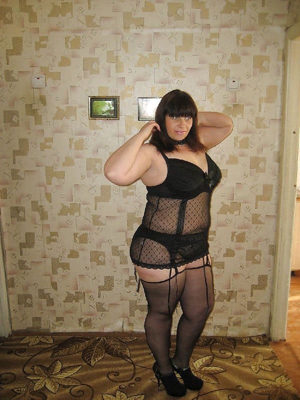 Горячая русская мамочка в эротическом белье позирует в квартире любовника 12 фото