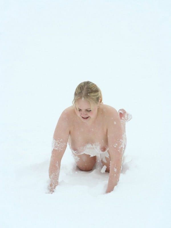 Нудистка вышла из теплой машины и нырнула в снег в чем мать родила 20 фото