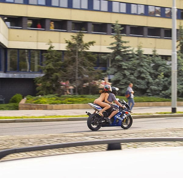 Голая девушка на спортивном мотоцикле прокатилась по центру города 31 фото