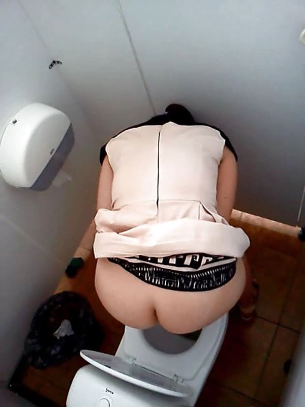 Скрытая камера в кабинке женского туалета 4 фото