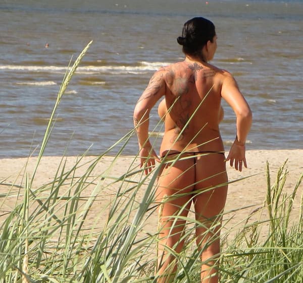 Подглядывание на пляже за сисястой нудисткой с тату 8 фото