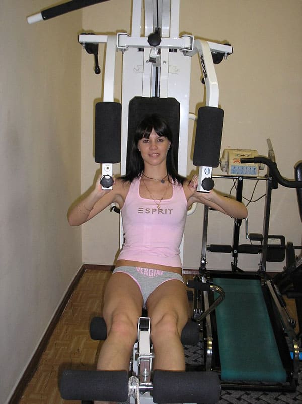 Русская девушка тренируется в спортзале голая 7 фото