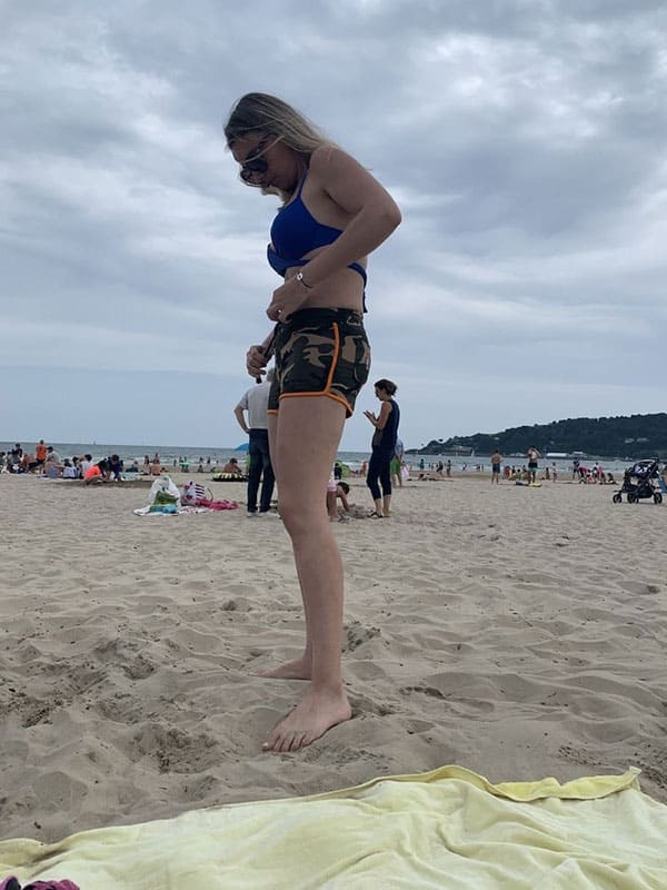 Жена первый раз надела на пляж стринги 1 фото