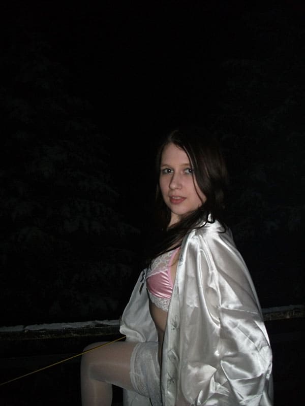 Молоденькая девушка любит одеваться в костюмы для ролевых игр 25 фото