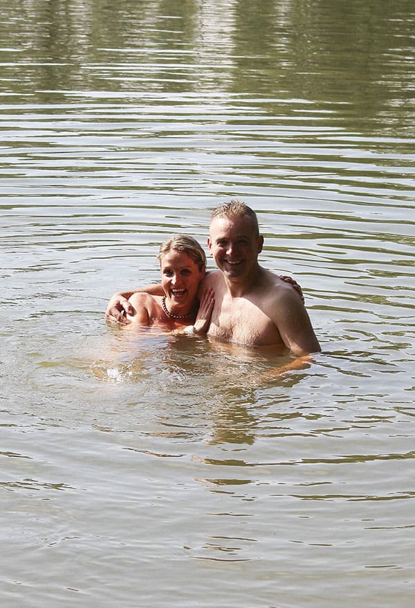 Веселая нудистка ныряет с тарзанки в озеро 16 фото