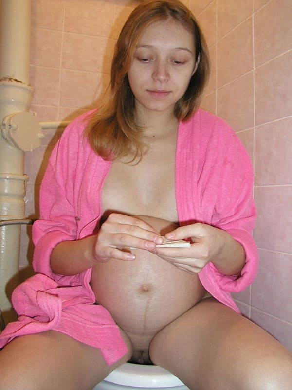 Беременная жена писает на унитазе крупным планом 33 фото