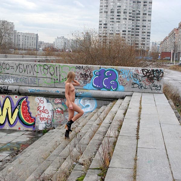 Голая девушка гуляет по Санкт-Петербургу 44 фото
