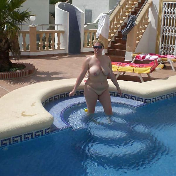 Толстая женщина дрочит пизду у бассейна 7 фото
