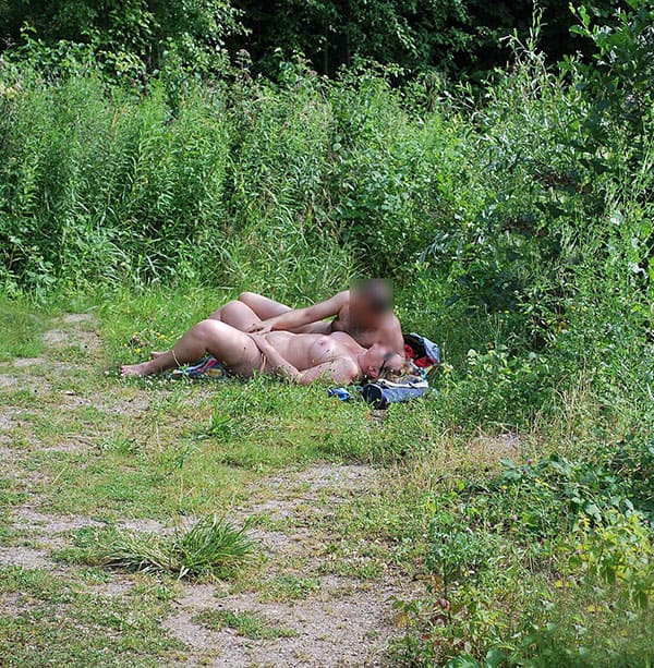 Секс зрелых натуристов на берегу озера 25 фото