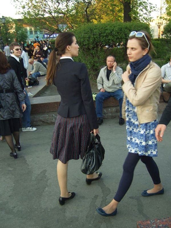 Скрытая камера под юбку русским девушкам на улице 11 фото