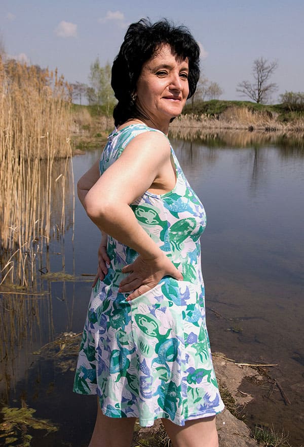 Женщина с волосатой пиздой раздевается на берегу озера 38 фото