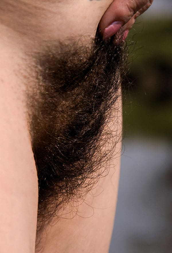 Женщина с волосатой пиздой раздевается на берегу озера 60 фото