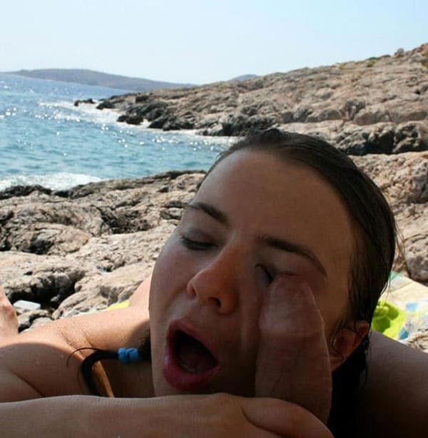 Жена нудистка делает минет на диком пляже 33 фото