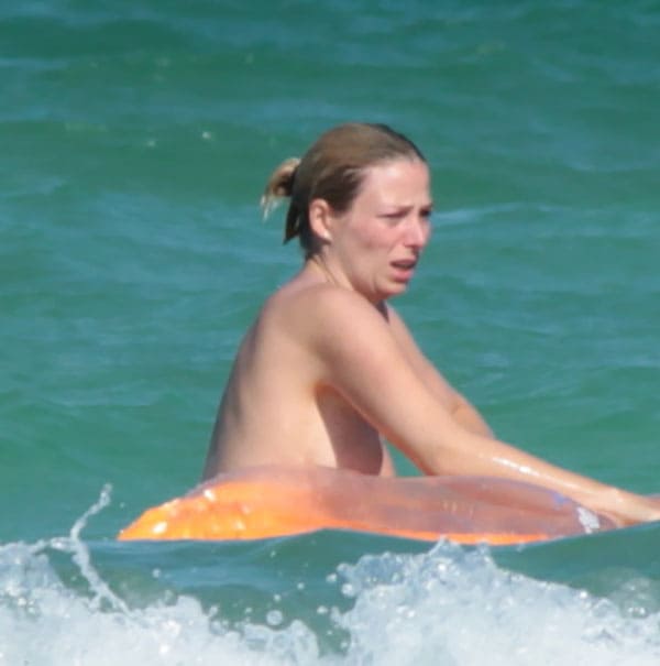 Женщина с голыми сиськами купается в море 8 фото