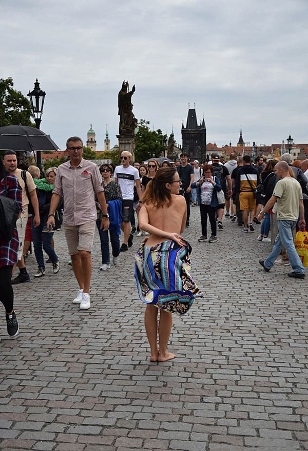 Голая чешка гуляет по центру Праги 23 фото