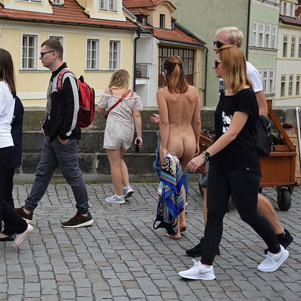Голая чешка гуляет по центру Праги 30 фото
