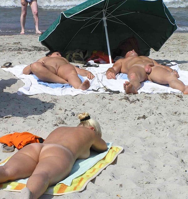 Голые парни с девушками на нудистском пляже 10 фото