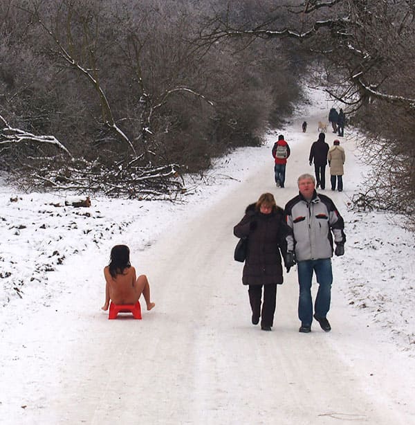 Голая девушка катается на санках зимой 6 фото