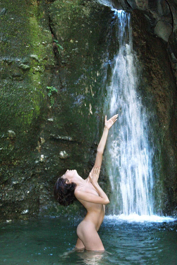 Молодая нудистка купается под водопадом 14 фото