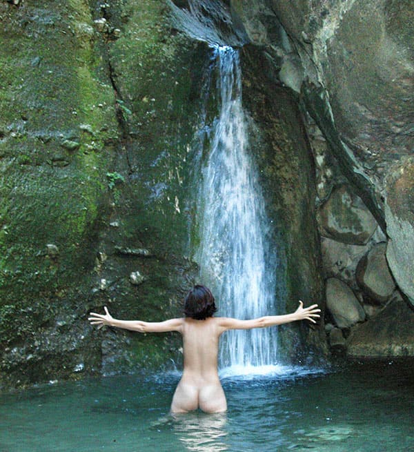 Молодая нудистка купается под водопадом 6 фото