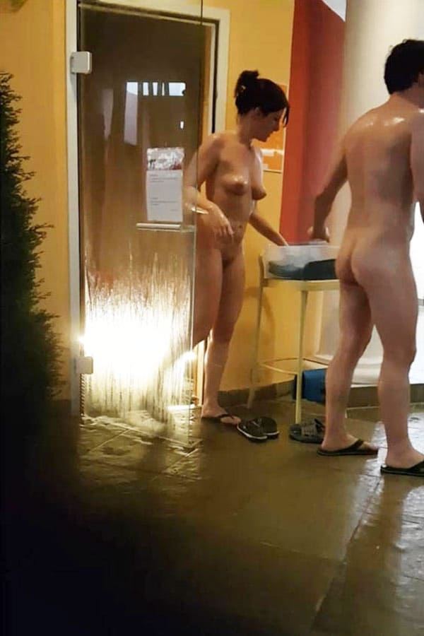 Подсмотренное голые девушки моются в общественных душевых 96 фото