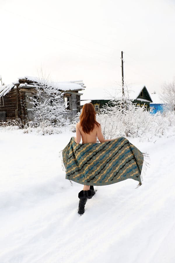 Женщина с волосатой пиздой гуляет по зимней деревне 16 фото