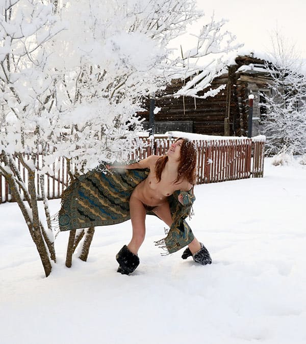 Женщина с волосатой пиздой гуляет по зимней деревне 47 фото