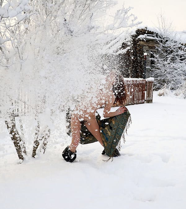 Женщина с волосатой пиздой гуляет по зимней деревне 48 фото