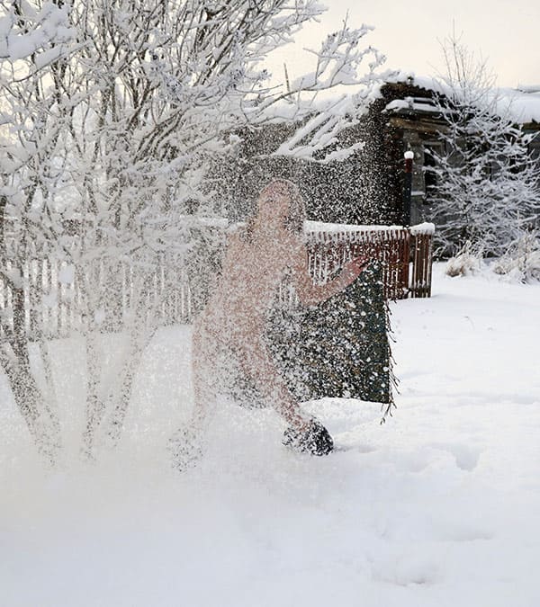 Женщина с волосатой пиздой гуляет по зимней деревне 49 фото