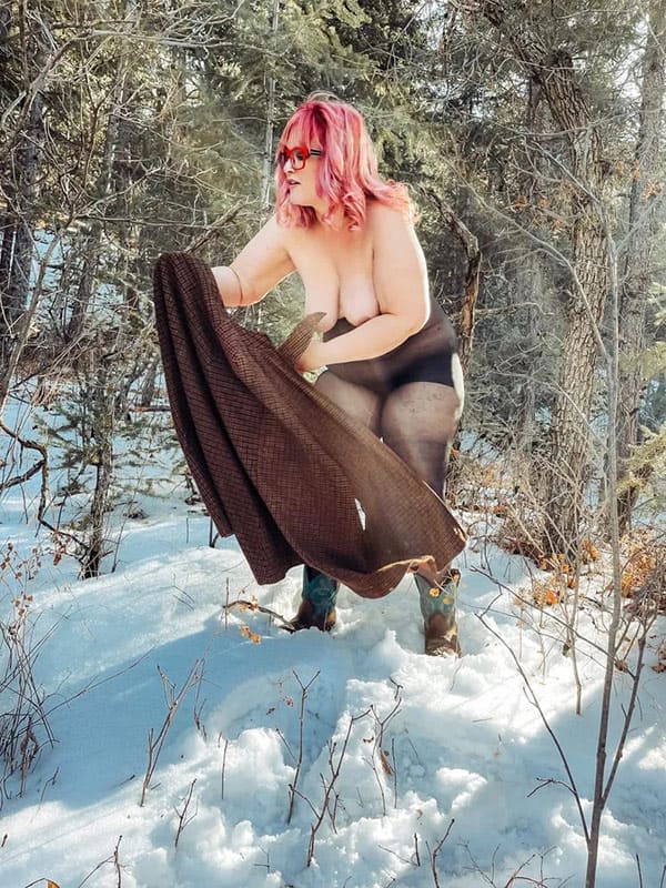 Толстушка в зимнем лесу в одних колготках 2 фото
