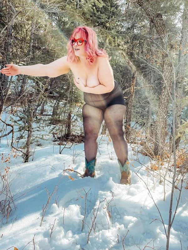 Толстушка в зимнем лесу в одних колготках 3 фото