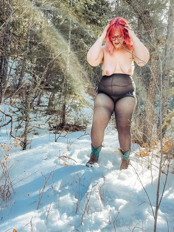 Толстушка в зимнем лесу в одних колготках 4 фото
