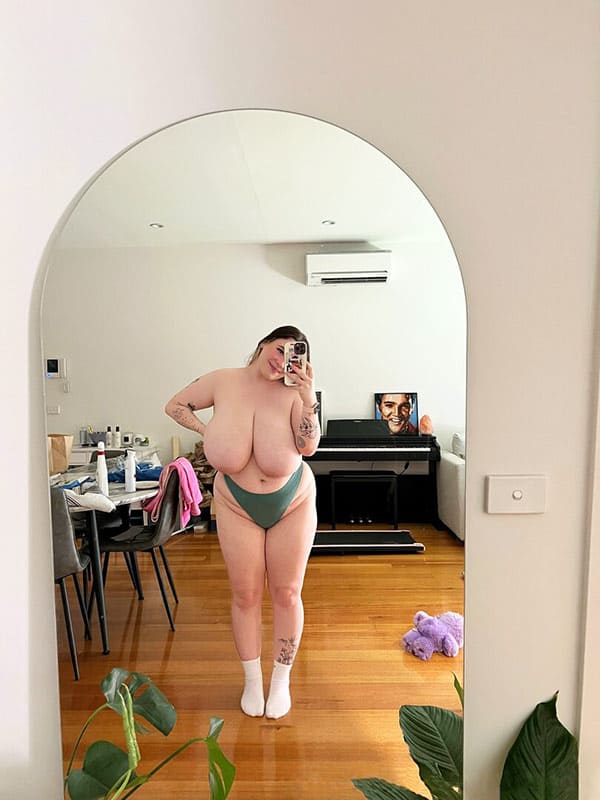 Селфи девушек с огромными голыми сиськами 36 фото