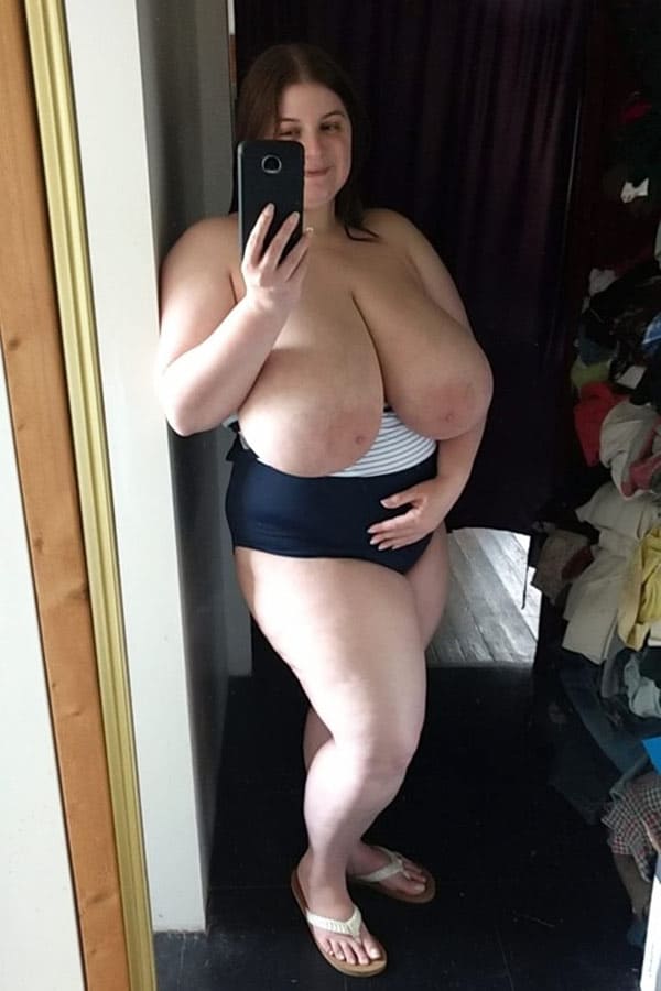 Селфи девушек с огромными голыми сиськами 62 фото