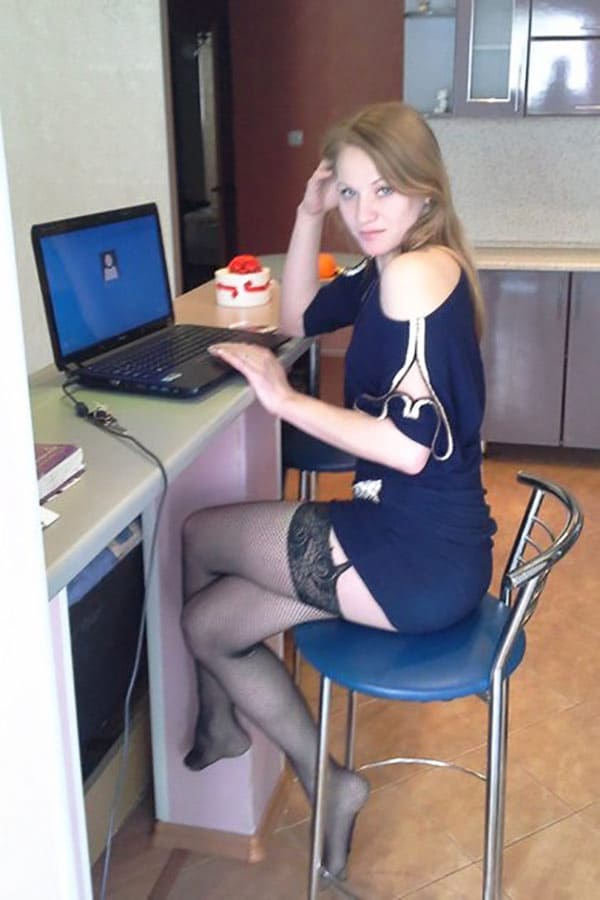 Русские офисные секретарши на работе в чулках 15 фото
