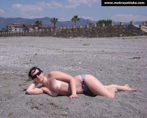 Девушки голые на пляже фото 25 фото