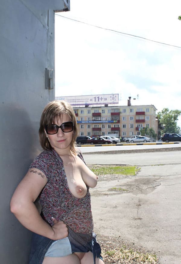 Жена с большой жопой позирует на улице голая 24 фото
