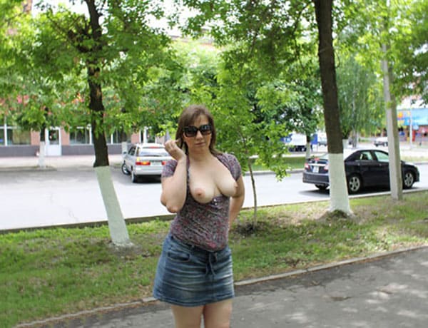 Жена с большой жопой позирует на улице голая 7 фото
