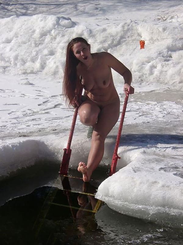 Зимние купания голых девушек нудисток в проруби 20 фото